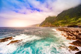 Lais Puzzle - Wunderschöner Blick auf die wilde Küstenlandschaft mit den Brautschleierfällen (Veu da noiva) an der Ponta do Poiso auf der Insel Madeira. In der Nähe von Porto Moniz, Blick von Seixal, Portugal - 2.000 Teile