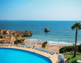 Lais Puzzle - Leerer Swimmingpool mit Blick auf den Strand Cova Redonda an der Algarve, Portugal, im Sommer - Thema Urlaubsparadies - 40, 100, 200, 500, 1.000 & 2.000 Teile