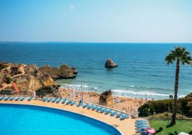 Lais Puzzle - Leerer Swimmingpool mit Blick auf den Strand Cova Redonda an der Algarve, Portugal, im Sommer - Thema Urlaubsparadies - 1.000 Teile