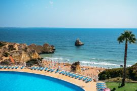 Lais Puzzle - Leerer Swimmingpool mit Blick auf den Strand Cova Redonda an der Algarve, Portugal, im Sommer - Thema Urlaubsparadies - 2.000 Teile
