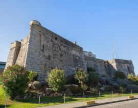 Lais Puzzle - Alte Steinmauern der Zitadelle von Cascais (Cidadela de Cascais) in Cascais, Portugal, an einem sonnigen Tag im Sommer - 40, 100, 200, 500, 1.000 & 2.000 Teile