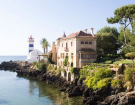 Lais Puzzle - Schöne Aussicht auf den Strand, den Leuchtturm und die Villa an einem sonnigen Tag. Cascais. Portugal - 40, 100, 200, 500, 1.000 & 2.000 Teile