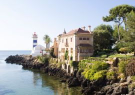Lais Puzzle - Schöne Aussicht auf den Strand, den Leuchtturm und die Villa an einem sonnigen Tag. Cascais. Portugal - 1.000 Teile
