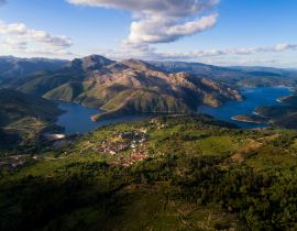 Lais Puzzle - Panoramablick aus der Luft auf das historische Dorf Lindoso mit den umliegenden Bergen und dem See im Nationalpark Peneda Geres in Portugal - 40, 100, 200, 500, 1.000 & 2.000 Teile