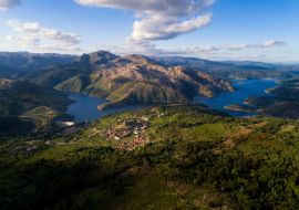 Lais Puzzle - Panoramablick aus der Luft auf das historische Dorf Lindoso mit den umliegenden Bergen und dem See im Nationalpark Peneda Geres in Portugal - 1.000 Teile