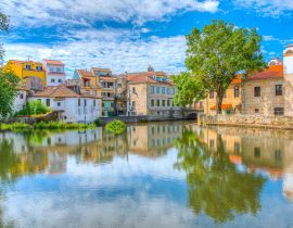 Lais Puzzle - Alte Gebäude in Viseu, die sich in einem örtlichen Bach spiegeln, Portugal - 40, 100, 200, 500, 1.000 & 2.000 Teile