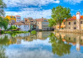 Lais Puzzle - Alte Gebäude in Viseu, die sich in einem örtlichen Bach spiegeln, Portugal - 1.000 Teile