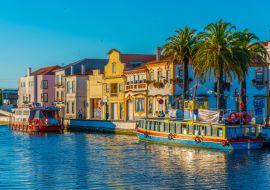 Lais Puzzle - Moliceiro-Boote beim Anlegen am zentralen Kanal in Aveiro, Portugal - 1.000 Teile