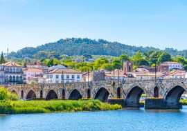 Lais Puzzle - Flussufer des Dorfes Ponte de Lima in Portugal - 1.000 Teile