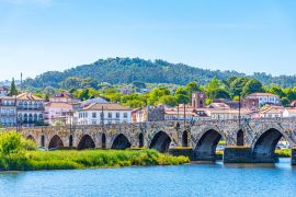 Lais Puzzle - Flussufer des Dorfes Ponte de Lima in Portugal - 2.000 Teile