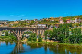 Lais Puzzle - Die Stadt Peso da Regua im Douro-Tal in Portugal - 2.000 Teile