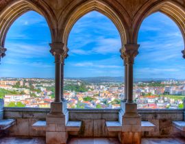 Lais Puzzle - Blick auf Leiria durch die Arkaden der örtlichen Burg, Portugal - 40, 100, 200, 500, 1.000 & 2.000 Teile