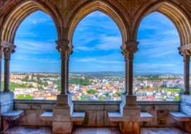Lais Puzzle - Blick auf Leiria durch die Arkaden der örtlichen Burg, Portugal - 1.000 Teile
