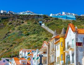Lais Puzzle - Blick auf eine Standseilbahn in Nazare, Portugal - 40, 100, 200, 500, 1.000 & 2.000 Teile