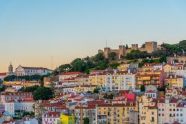 Lais Puzzle - Blick bei Sonnenuntergang auf die Burg Sao Jorge in Lissabon, Portugal - 2.000 Teile