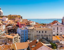 Lais Puzzle - Rote und blaue Gebäude im alten Alfama-Viertel von Lissabon, Portugal - 40, 100, 200, 500, 1.000 & 2.000 Teile