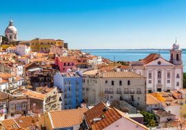 Lais Puzzle - Rote und blaue Gebäude im alten Alfama-Viertel von Lissabon, Portugal - 1.000 Teile