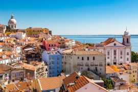 Lais Puzzle - Rote und blaue Gebäude im alten Alfama-Viertel von Lissabon, Portugal - 2.000 Teile