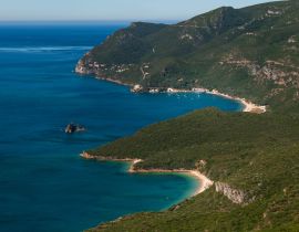 Lais Puzzle - Aussicht auf eine Bucht mit Booten im Naturpark Arrabida bei Setubal, Portugal; Konzept für Sommerurlaub und Reisen in Portugal - 40, 100, 200, 500, 1.000 & 2.000 Teile