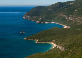 Lais Puzzle - Aussicht auf eine Bucht mit Booten im Naturpark Arrabida bei Setubal, Portugal; Konzept für Sommerurlaub und Reisen in Portugal - 1.000 Teile