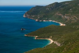 Lais Puzzle - Aussicht auf eine Bucht mit Booten im Naturpark Arrabida bei Setubal, Portugal; Konzept für Sommerurlaub und Reisen in Portugal - 2.000 Teile