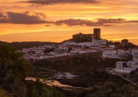 Lais Puzzle - Sonnenuntergang in Mertola, Dorf in Portugal und seine Burg. Dorf im Süden von Portugal in der Region Alentejo - 1.000 Teile
