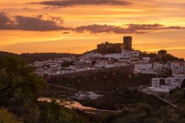Lais Puzzle - Sonnenuntergang in Mertola, Dorf in Portugal und seine Burg. Dorf im Süden von Portugal in der Region Alentejo - 2.000 Teile