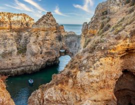 Lais Puzzle - Blaues Boot auf einer felsigen Höhle an der Ponta da Piedade, Lagos, einer der schönsten Strandabschnitte der Algarve - Portugal - 40, 100, 200, 500, 1.000 & 2.000 Teile