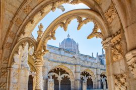 Lais Puzzle - Innenhof Kreuzgang Kloster der Hieronymiten Mosteiro dos Jerónimos Belem Lissabon, Portugal Juwel portugiesischer Baukunst - 2.000 Teile