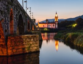 Lais Puzzle - Kirche am Ende der römischen Brücke von Ponte de Lima, in Minho, Portugal. Blaue Stunde. - 40, 100, 200, 500, 1.000 & 2.000 Teile