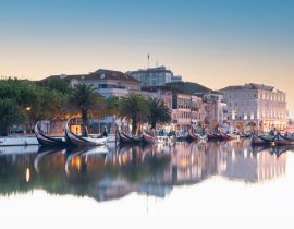 Lais Puzzle - Blick auf den Hauptkanal der Ria de Aveiro in Portugal mit den traditionellen Booten Moliceiros - 40, 100, 200, 500, 1.000 & 2.000 Teile