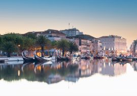 Lais Puzzle - Blick auf den Hauptkanal der Ria de Aveiro in Portugal mit den traditionellen Booten Moliceiros - 1.000 Teile