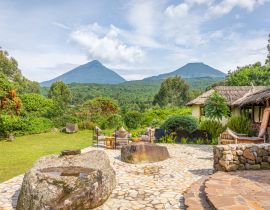 Lais Puzzle - Blick auf den Berg Sabyinyo und den Berg Gahinga, zwei der Vulkane im Volcanoes National Park in Ruanda. Das Bild wurde in Uganda stehend aufgenommen. - 40, 100, 200, 500, 1.000 & 2.000 Teile