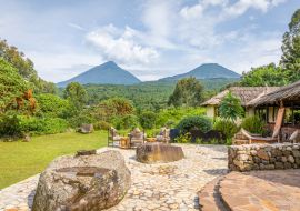 Lais Puzzle - Blick auf den Berg Sabyinyo und den Berg Gahinga, zwei der Vulkane im Volcanoes National Park in Ruanda. Das Bild wurde in Uganda stehend aufgenommen. - 1.000 Teile