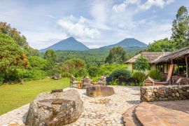Lais Puzzle - Blick auf den Berg Sabyinyo und den Berg Gahinga, zwei der Vulkane im Volcanoes National Park in Ruanda. Das Bild wurde in Uganda stehend aufgenommen. - 2.000 Teile