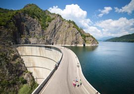 Lais Puzzle - Menschen, die auf dem Vidraru-Damm spazieren gehen, Rumänien, aus der Vogelperspektive - 1.000 Teile