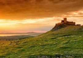 Lais Puzzle - Sonnenuntergang in Rumänien in Dobrogea bei der Festung Enisala. Wichtige historische Sehenswürdigkeit in der Nähe von Tulcea und Constanta - 1.000 Teile