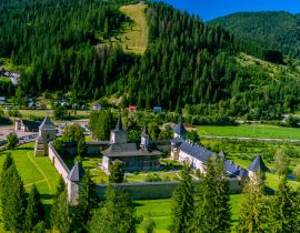 Lais Puzzle - Blick auf das Sucevita-Kloster, im Norden Rumäniens - 40, 100, 200, 500, 1.000 & 2.000 Teile