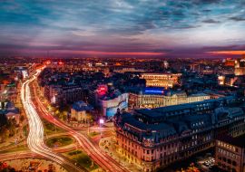 Lais Puzzle - Langzeitbelichtung des Universitätsplatzes während der Rushhour an einer belebten Kreuzung in Bukarest in der Abenddämmerung - 1.000 Teile