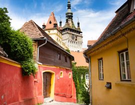 Lais Puzzle - Schöne bunte Straße in Sighisoara im typischen traditionellen Stil. Sighisoara ist der Ort, an dem Dracula geboren wurde - 40, 100, 200, 500, 1.000 & 2.000 Teile