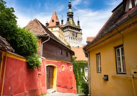 Lais Puzzle - Schöne bunte Straße in Sighisoara im typischen traditionellen Stil. Sighisoara ist der Ort, an dem Dracula geboren wurde - 1.000 Teile
