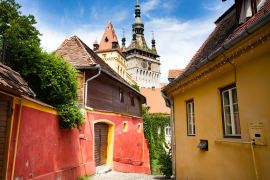 Lais Puzzle - Schöne bunte Straße in Sighisoara im typischen traditionellen Stil. Sighisoara ist der Ort, an dem Dracula geboren wurde - 2.000 Teile