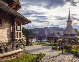 Lais Puzzle - Blick auf das Barsana-Kloster in der Region Maramures, Rumänien - 40, 100, 200, 500, 1.000 & 2.000 Teile