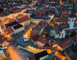 Lais Puzzle - Blick aus der Vogelperspektive auf das historische Stadtzentrum von Sibiu, Rumänien, bei Sonnenuntergang. Drohnenfotografie von oben mit der evangelischen Kathedrale und dem Hued-Platz, dem kleinen Platz und dem großen Platz - 40, 100...