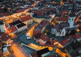 Lais Puzzle - Blick aus der Vogelperspektive auf das historische Stadtzentrum von Sibiu, Rumänien, bei Sonnenuntergang. Drohnenfotografie von oben mit der evangelischen Kathedrale und dem Hued-Platz, dem kleinen Platz und dem großen Platz - 1.000 Teile