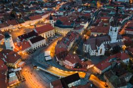 Lais Puzzle - Blick aus der Vogelperspektive auf das historische Stadtzentrum von Sibiu, Rumänien, bei Sonnenuntergang. Drohnenfotografie von oben mit der evangelischen Kathedrale und dem Hued-Platz, dem kleinen Platz und dem großen Platz - 2.000 Teile