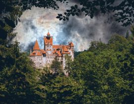 Lais Puzzle - Schloss Bran. Vampir-Residenz von Dracula in den Wäldern von Rumänien - 40, 100, 200, 500, 1.000 & 2.000 Teile