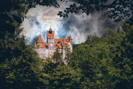 Lais Puzzle - Schloss Bran. Vampir-Residenz von Dracula in den Wäldern von Rumänien - 2.000 Teile