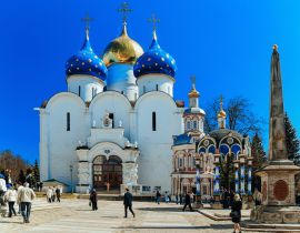Lais Puzzle - Touristen in der Dreifaltigkeits-Sergius-Lavra in Sergiev Posad in Russland - 40, 100, 200, 500, 1.000 & 2.000 Teile