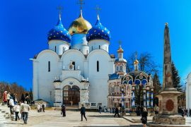 Lais Puzzle - Touristen in der Dreifaltigkeits-Sergius-Lavra in Sergiev Posad in Russland - 2.000 Teile